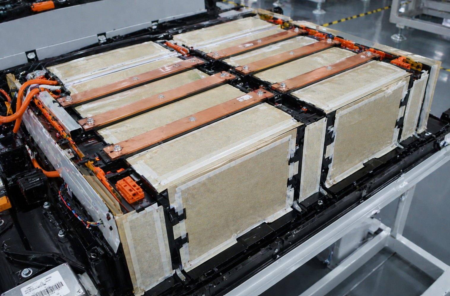 Isolamento in mica nel Sistema di Accumulo di Energia a Batteria (BESS) - pacco batterie agli ioni di litio con barriere thermal runaway cella-cella e strati di protezione antincendio
